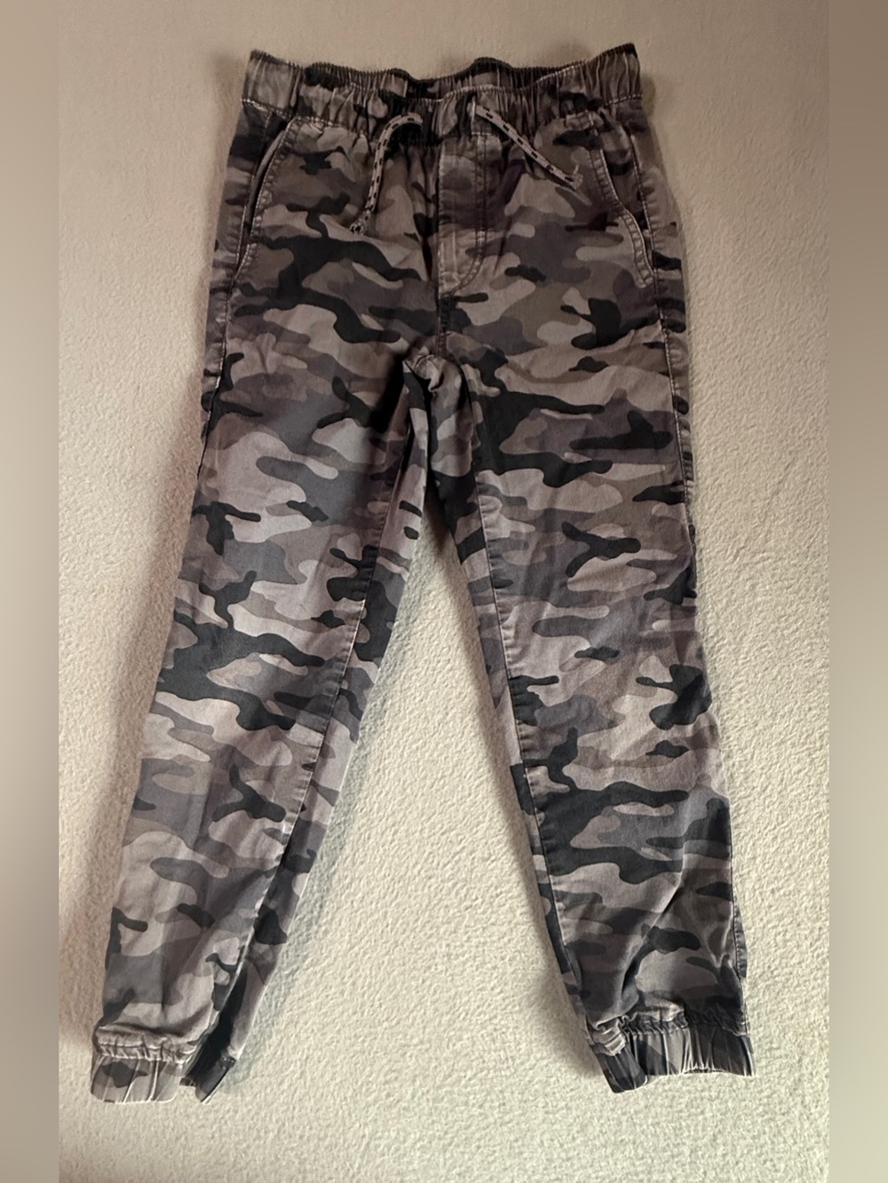 GAP Women’s Camo Jogger Jeans in Black and Gray